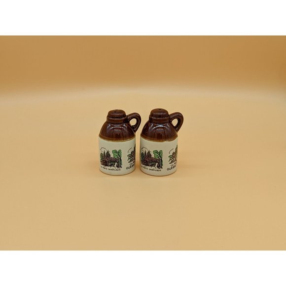Vintage Salt and Pepper Shaker Jugs Souvenir La Porte Saint-Louis, Quebec - Picture 3 of 10